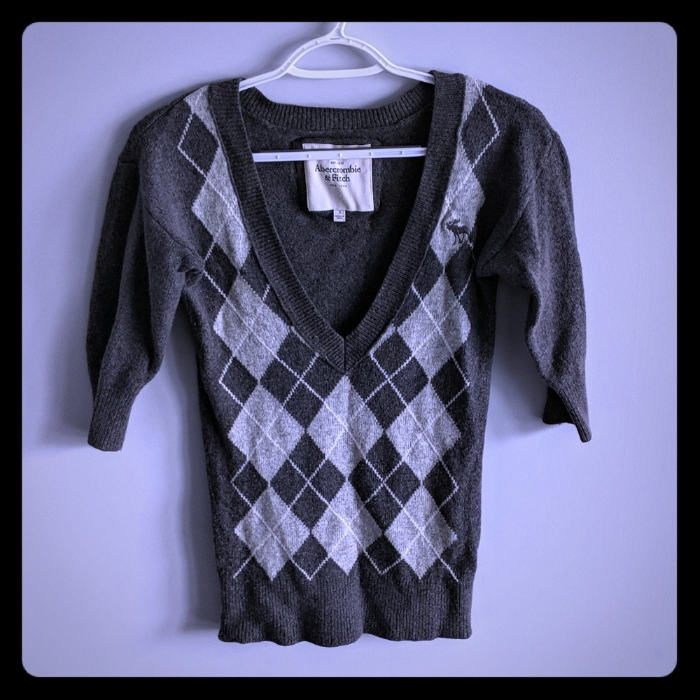EUC Abercrombie and Fitch Deep V sweater
